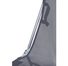 Vue détaillée d'une chaise longue avec cadre en aluminium et revêtement en maille