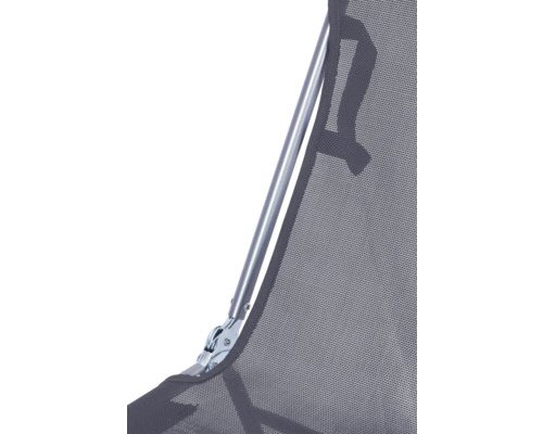 Vue détaillée d'une chaise longue avec cadre en aluminium et revêtement en maille