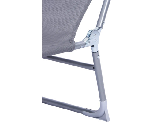 Vue détaillée d'une chaise pliante avec revêtement textile et cadre métallique