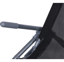 Vue détaillée d'une chaise de camping avec accoudoir et tissu en maille