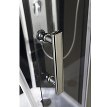 Détail d'une porte de cabine de douche avec poignée