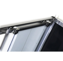 Gros plan d'une cabine de douche avec système de porte coulissante.