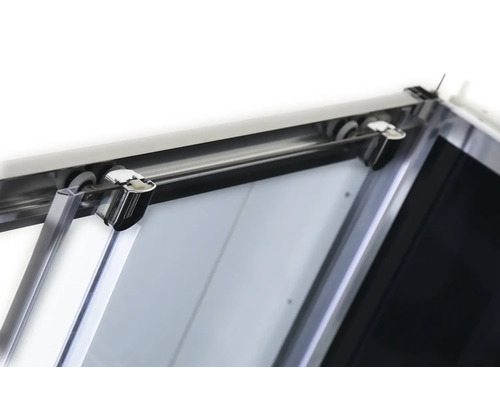 Gros plan d'une cabine de douche avec système de porte coulissante.