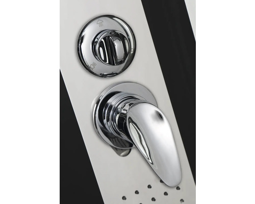 Nahaufnahme einer Duscharmatur mit Temperaturregler und Funktionswahlschalter