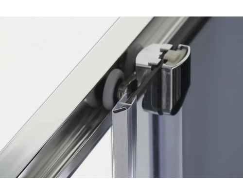 Detail einer Duschkabine mit Schiebetür und Rollenmechanismus.