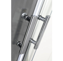 Detailaufnahme eines Duschkabinentürgriffs aus Metall