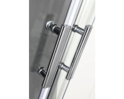 Detailaufnahme eines Duschkabinentürgriffs aus Metall