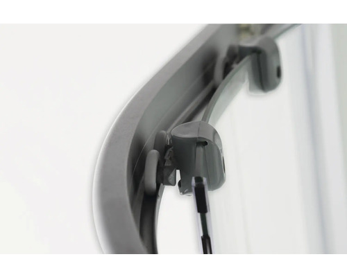 Detailansicht einer Duschkabine mit Rahmen und Glaselement