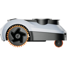 Detailansicht eines Rasenroboters mit Fokus auf das Rad.
