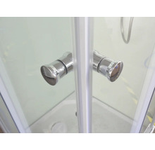 Gros plan sur les poignées d'une cabine de douche.