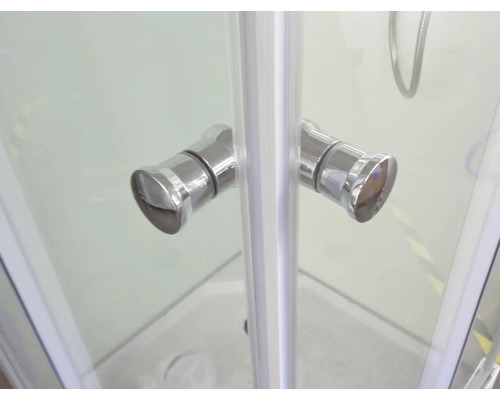 Gros plan sur les poignées d'une cabine de douche.