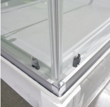 Vue détaillée d'une cabine de douche avec cadre en aluminium et verre transparent