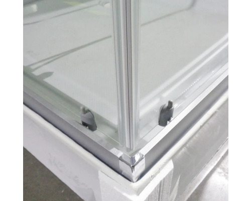 Vue détaillée d'une cabine de douche avec cadre en aluminium et verre transparent