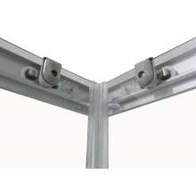 Vue détaillée d'une cabine de douche avec technique de porte coulissante