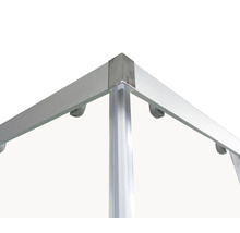 Détail de l'angle d'une cabine de douche avec cadre en aluminium et verre transparent