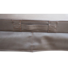 Detailaufnahme einer braunen Abdeckung mit Griff