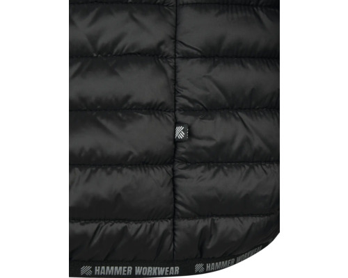 Detailaufnahme einer gesteppten Jacke mit Hammer Workwear Logo.