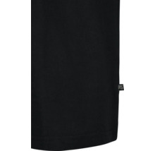 Detailansicht eines schwarzen T-Shirts mit kleinem Logoetikett.