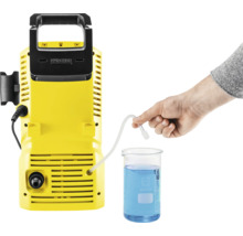 Kärcher Hochdruckreiniger beim Ansaugen von Flüssigkeit aus einem Messbecher