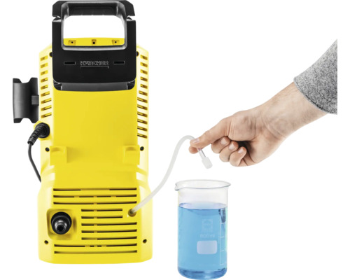 Kärcher Hochdruckreiniger beim Ansaugen von Flüssigkeit aus einem Messbecher