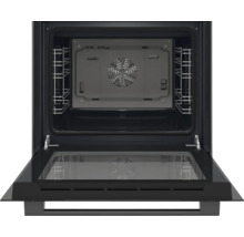 Vue intérieure d'un four avec porte ouverte.