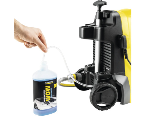 Hochdruckreiniger mit Autoshampoo-Flasche und Hand