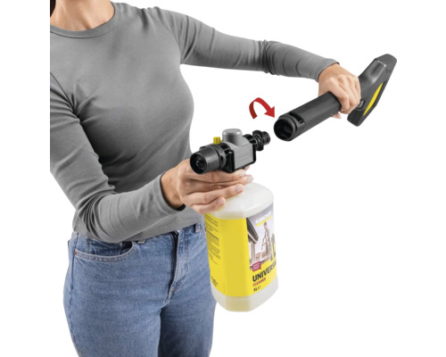 Frau verbindet Kärcher Universalreiniger mit Hochdruckreiniger-Aufsatz.