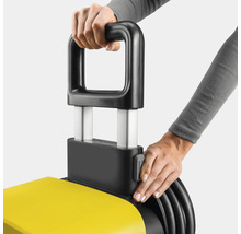 Detailansicht eines gelben Hochdruckreinigers mit Teleskopgriff in der Hand