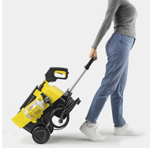 Gelber und schwarzer Hochdruckreiniger mit Griff und Rädern im Schlepptau