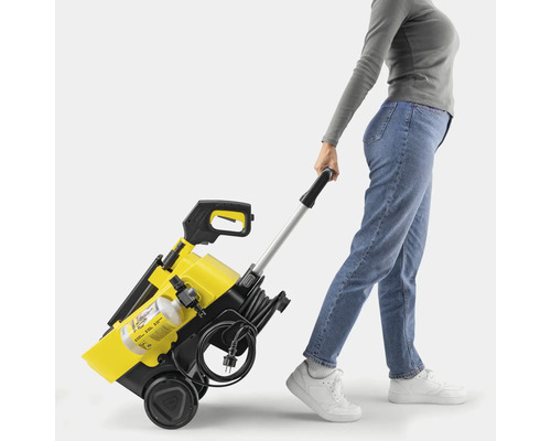 Gelber und schwarzer Hochdruckreiniger mit Griff und Rädern im Schlepptau