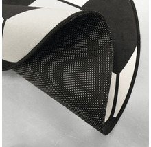 Vue détaillée d'un tapis à motif de football montrant le dessous antidérapant