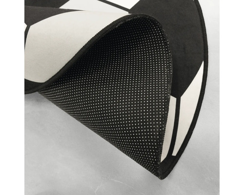 Vue détaillée d'un tapis à motif de football montrant le dessous antidérapant