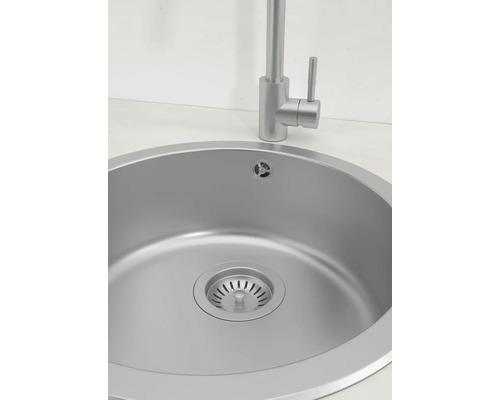 Spüle aus Edelstahl mit Wasserhahn