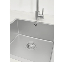 Spüle aus Edelstahl mit Wasserhahn