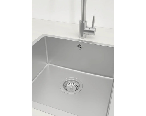Spüle aus Edelstahl mit Wasserhahn