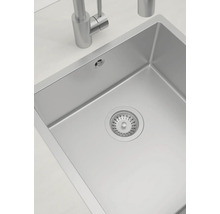 Spüle aus Edelstahl mit Wasserhahn