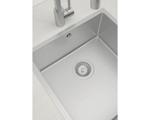 Spüle aus Edelstahl mit Wasserhahn