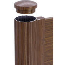 Poteau de clôture en bois avec capuchon