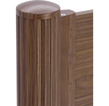 Gros plan d'une colonne en bois cannelée