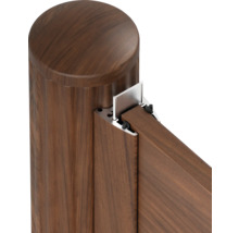 Vue détaillée d'un poteau de clôture en bois avec éléments de montage