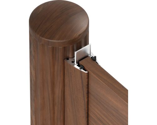 Vue détaillée d'un poteau de clôture en bois avec éléments de montage