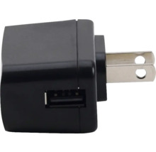 Schwarzer Netzadapter mit USB-Anschluss und Netzstecker