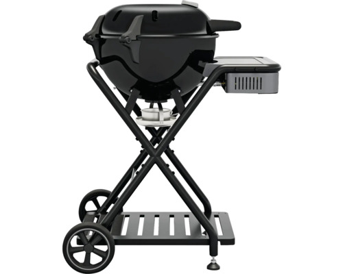 Schwarzer Kugelgrill mit Fahrgestell und Ablagefläche