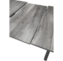 Detailansicht einer Gartentischplatte mit Holzstruktur