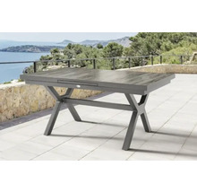 Ausziehbarer Gartentisch mit Metallgestell auf einer Terrasse mit Meerblick