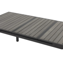 Detailansicht einer Gartentischplatte aus Holz mit dunklem Metallrahmen.