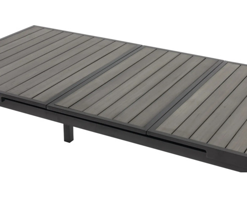 Detailansicht einer Gartentischplatte aus Holz mit dunklem Metallrahmen.