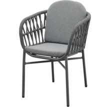 Grauer Gartensessel mit Kissen und Flechtdesign