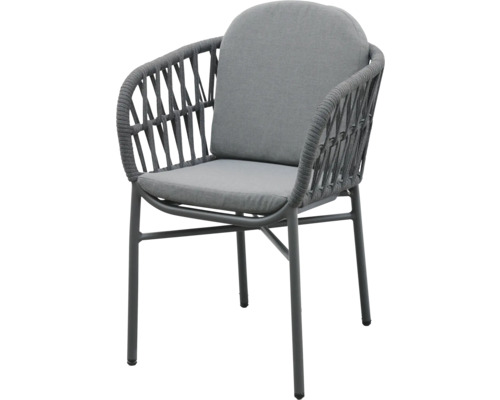 Grauer Gartensessel mit Kissen und Flechtdesign