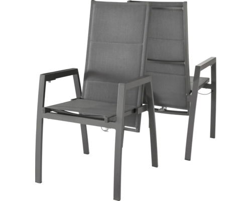 Zwei graue Gartenstühle mit Armlehnen.